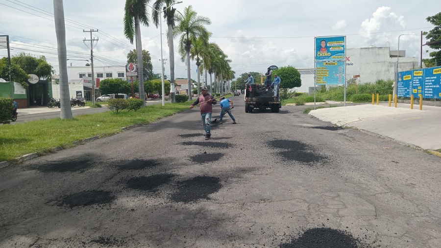Aplica Villa de Álvarez 8 toneladas de asfalto en Operación Bacheo