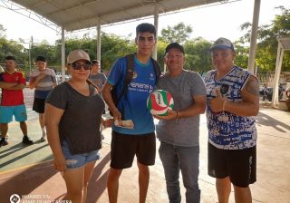 Premian a ganadores del Torneo Relampago de Voleibol en la colonia L. Moreno