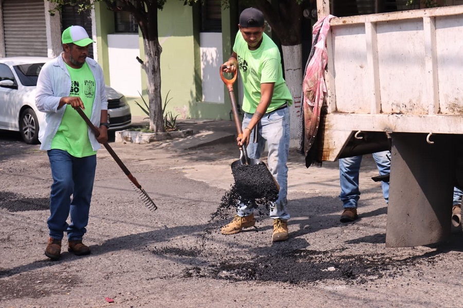 Gobierno de Riult Rivera continúa con los trabajos de bacheo en Colima Capital