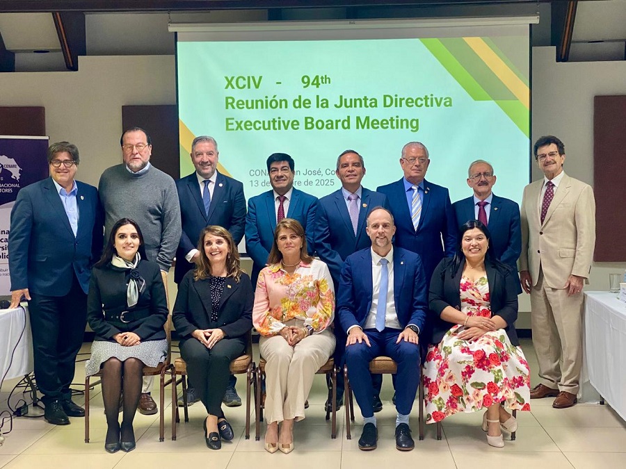 Rector de la UdeC presenta informe como vicepresidente de la OUI-México, en Costa Rica