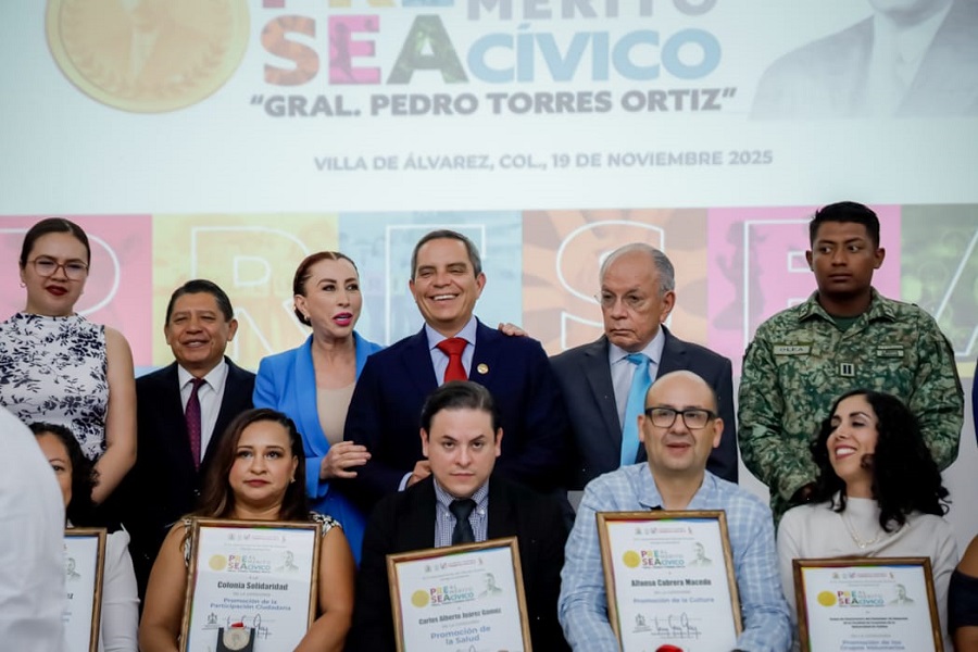 Reciben universitarios Presea al Mérito Cívico “General Pedro Torres”
