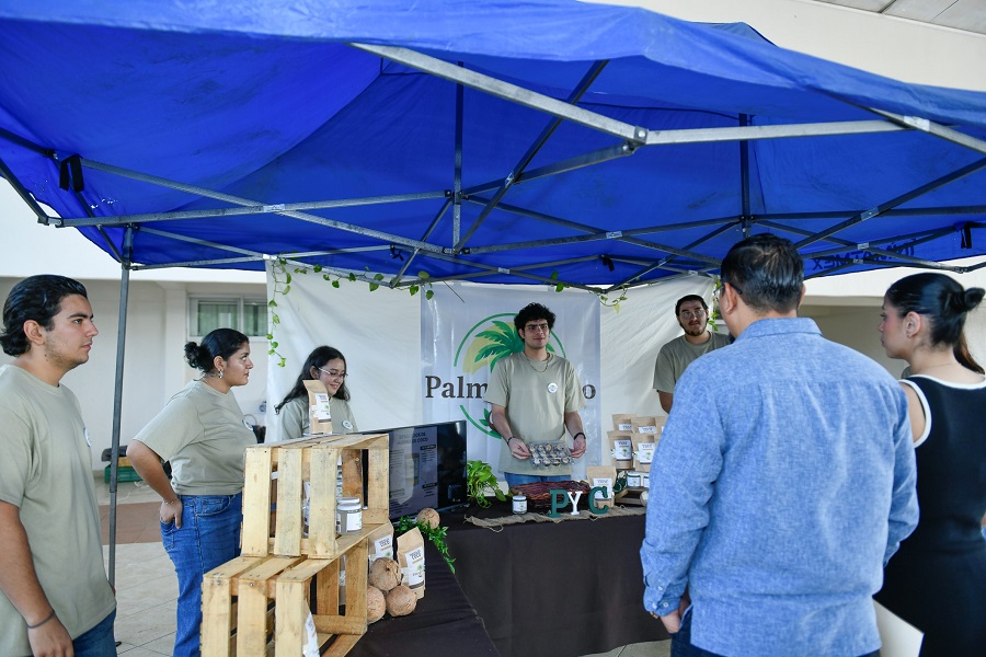 Muestran estudiantes sus proyectos de emprendimiento y gestión de negocios