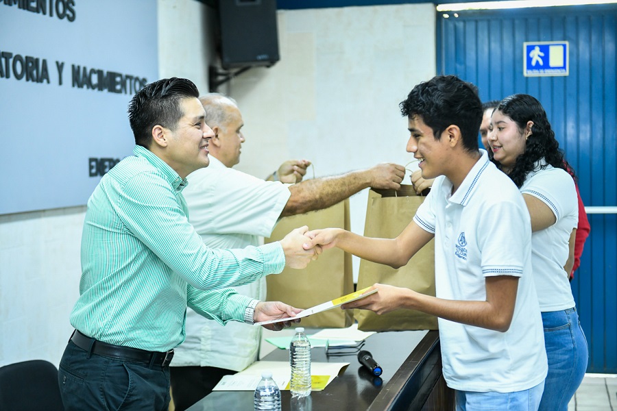 Reconocen a ganadores y ganadoras de concursos de Oratoria, Declamación y Nacimientos Tradicionales