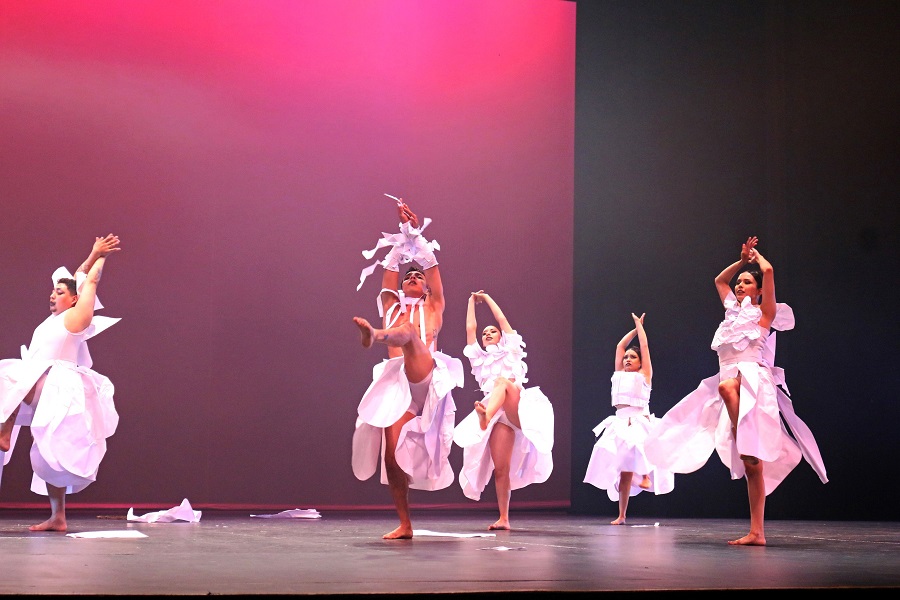 Estudiantes de danza, música y artes visuales generan colisión efímera en el escenario