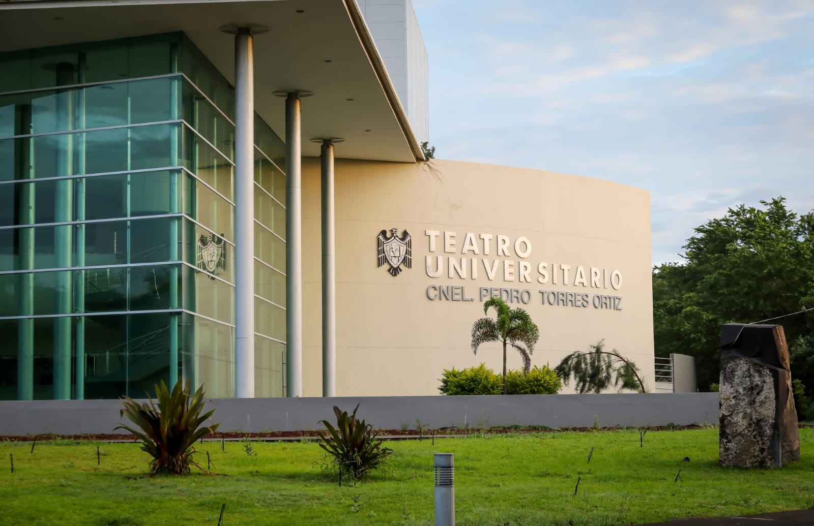 Teatro Universitario recibirá recursos federales para mejorar su equipamiento técnico