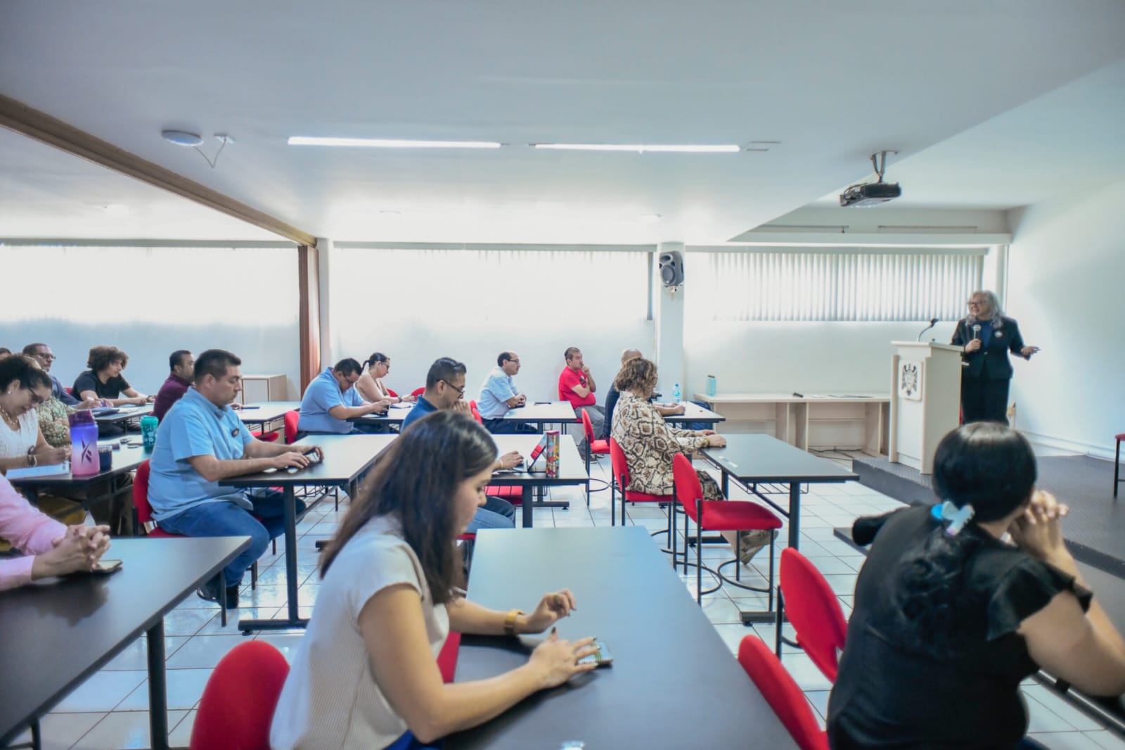 Necesario formar profesionales que trabajen en diferentes contextos y respondan a los problemas globales: Xóchitl Trujillo