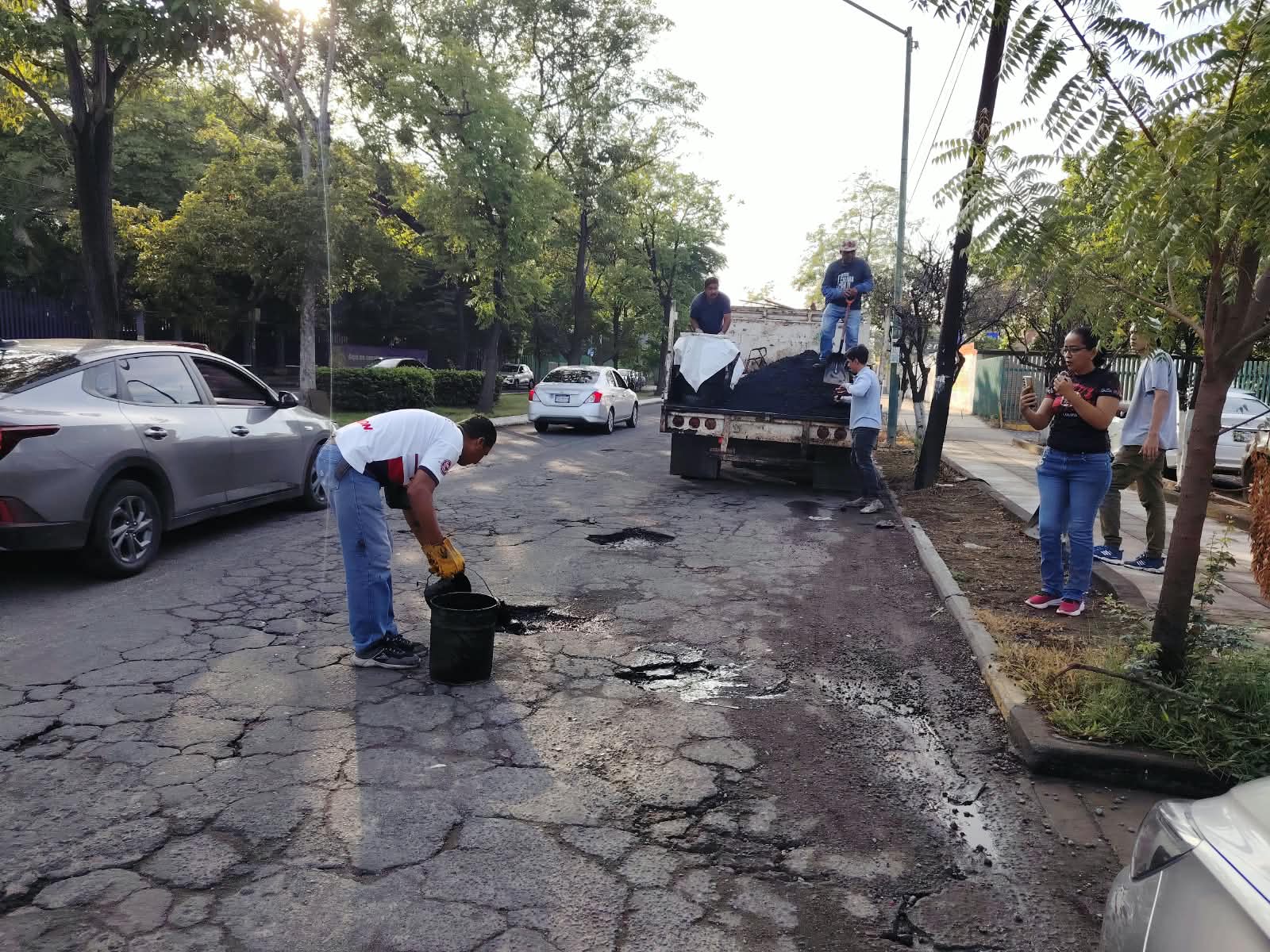 “Estamos en las calles, atendiendo los baches y mejorando las vialidades para que todas y todos podamos transitar mejor.” Riult Rivera
